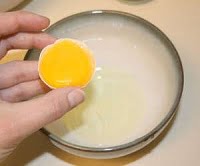 egg white:home remedy for acne